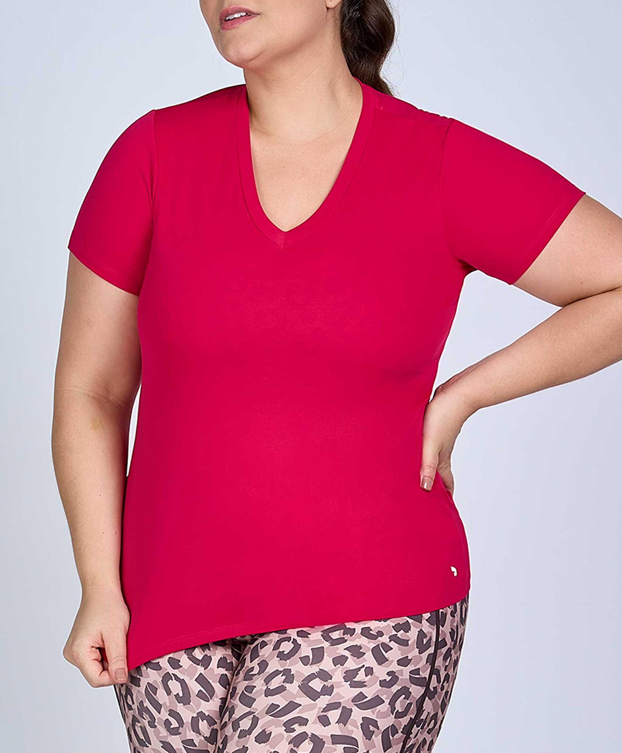 T-SHIRT SKIN FIT ALONGADA GOLA V