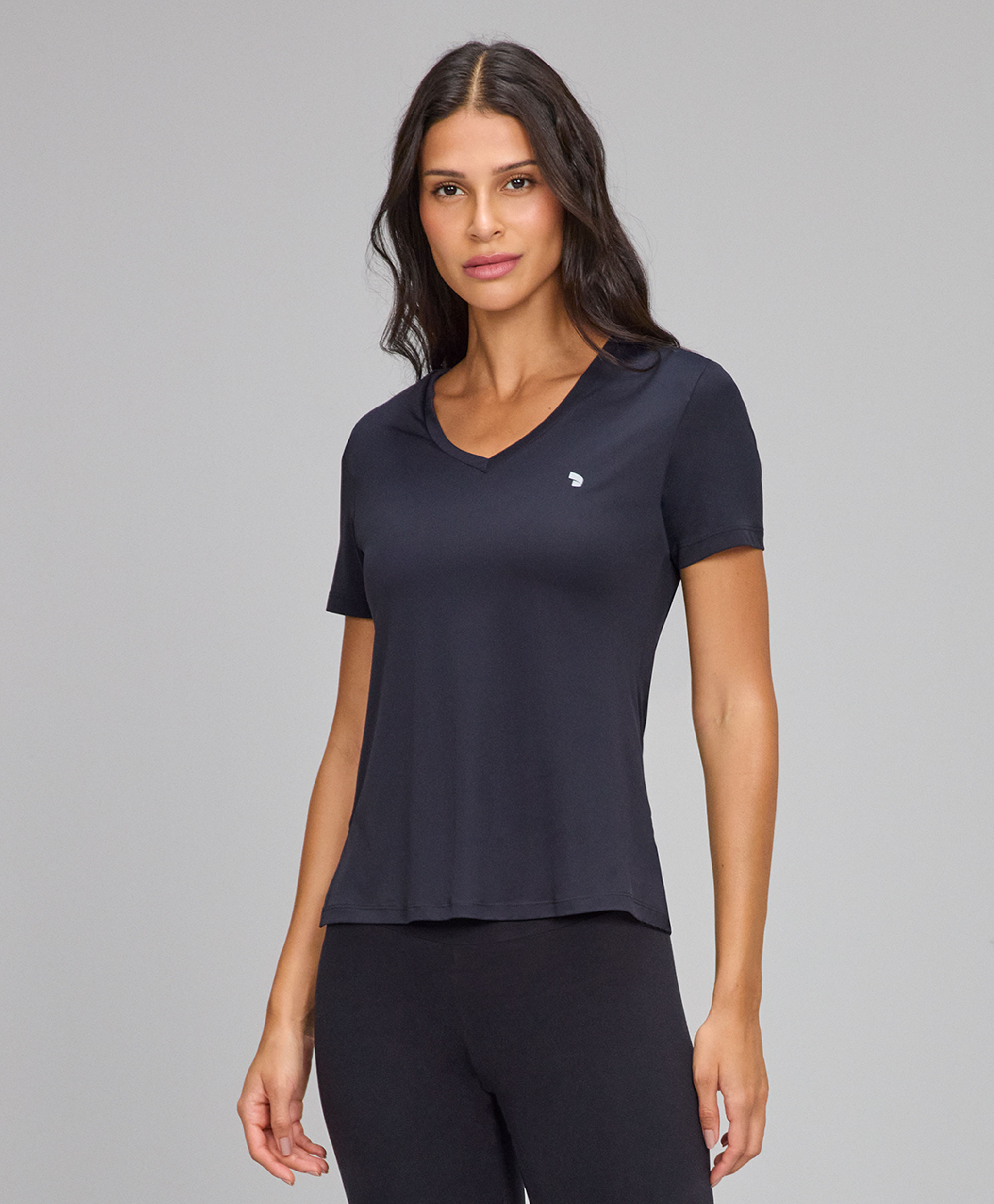 T-SHIRT SKIN FIT ALONGADA GOLA V